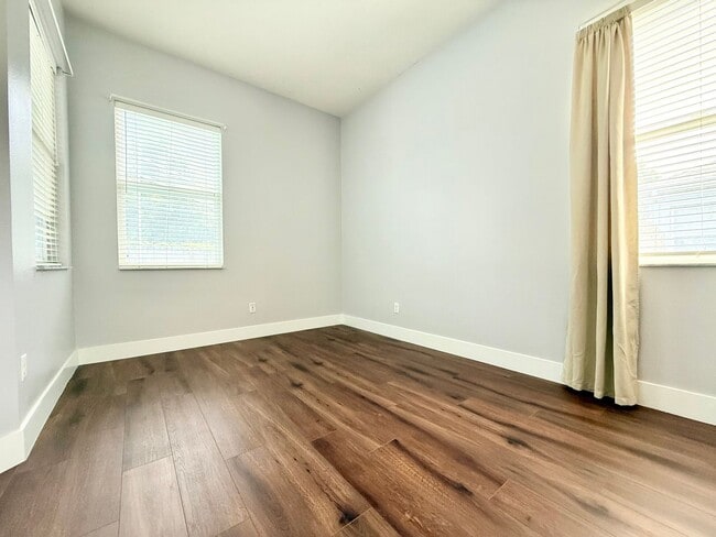 Building Photo - Executive 4bedrooms/3baths Dream pool-home...
