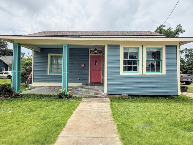 Building Photo - 1BR Apartment with Private Entrance in Downtown Lake Charles | Located Behind Historic Home