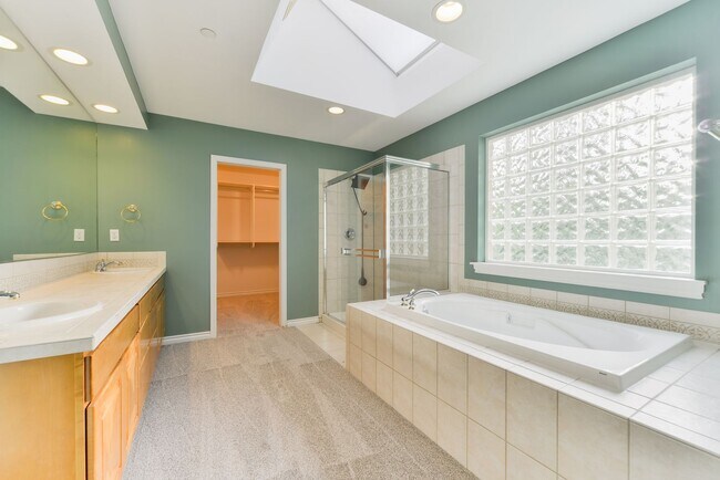 Building Photo - Nice 5 Bed / 2.5 bath house for rent in Kenmore.
