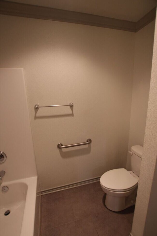 Building Photo - Beautiful 3 Bedroom 2 Bathroom Townhouse in South Tyler!