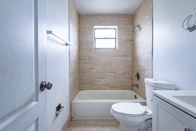 Building Photo - Bright & Modern 1-Bedroom Apartment in Pri...