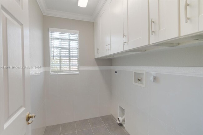Building Photo - 9065 Silver Glen Way