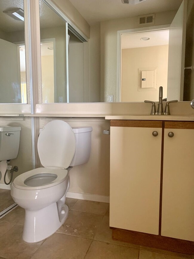 Building Photo - Gorgeous 2BR/2.5BA Condo in University City/Golden Triangle