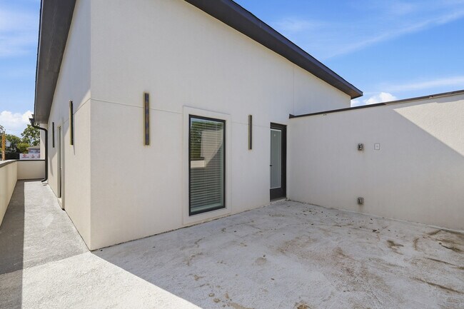 Building Photo - 2345 Hondo Ave