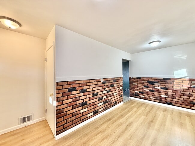 Building Photo - 1616 Dewey Ave