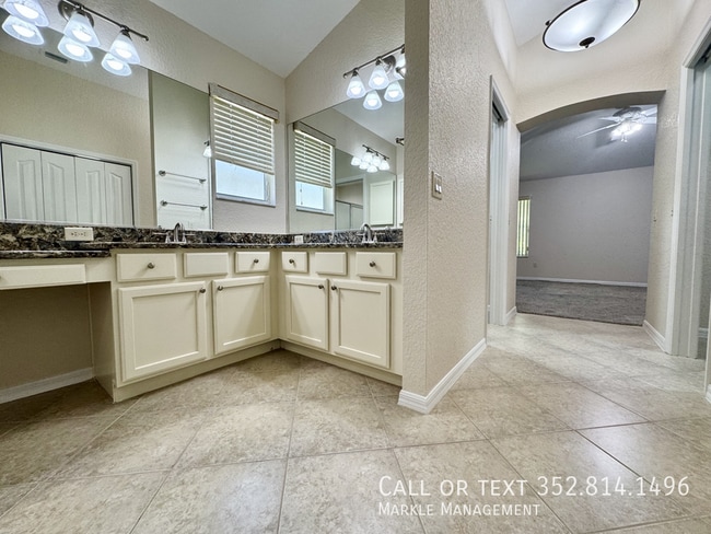 Building Photo - 487 Thistledown Way