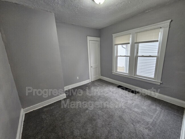 Building Photo - 10602 Earle Ave