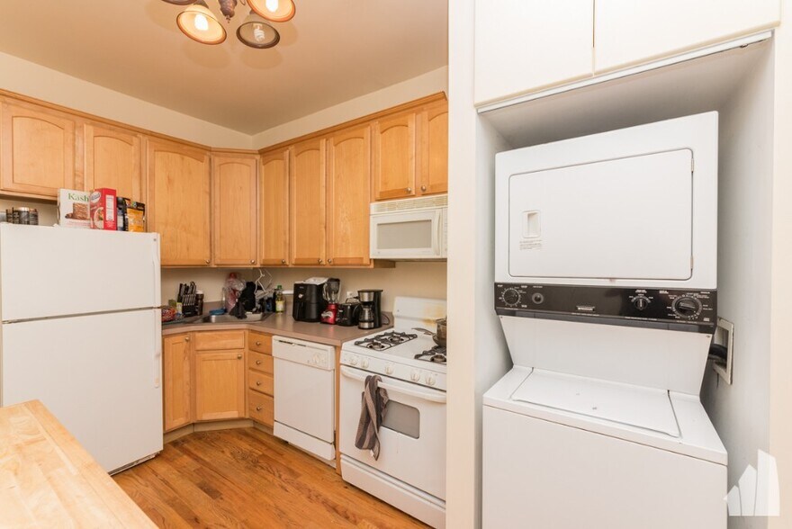 Building Photo - 854 W Buckingham Pl