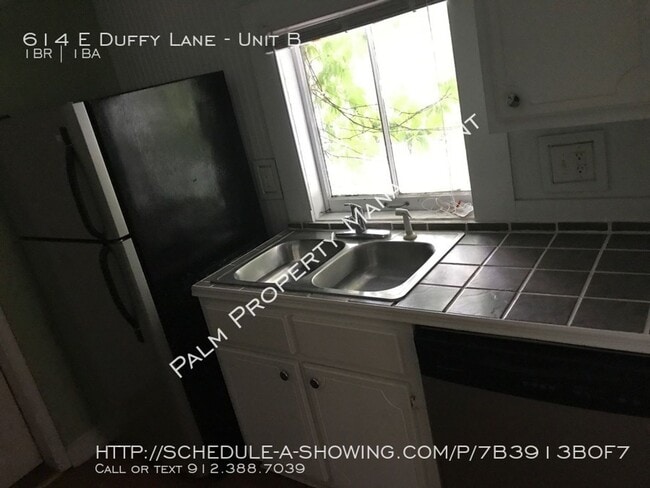 Building Photo - Adorable Studio Apartment Available with great shared Courtyard