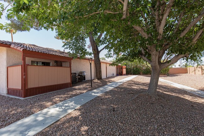 Building Photo - Single story one bedroom unit in community...