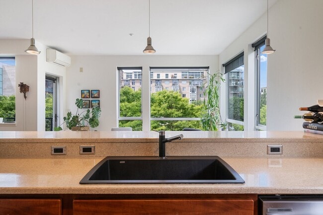 Building Photo - 2 Bed, 2 Bath Bright & Modern Condo in the Pearl District - Now Available!