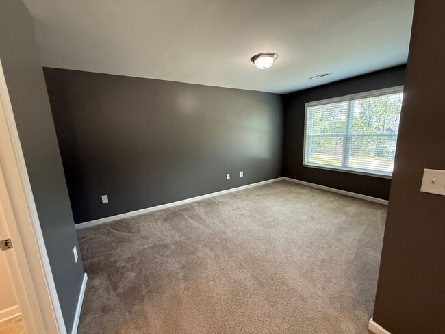 Building Photo - Gorgeous 3 Bed 2.5 Bath Plus Loft Home on ...