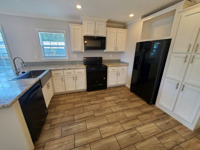 Building Photo - 6421 Brandywine Dr N