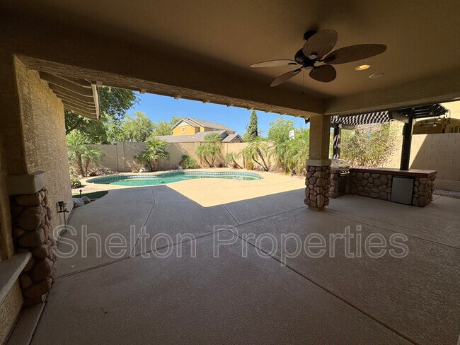 Building Photo - 20933 W Cora Vista