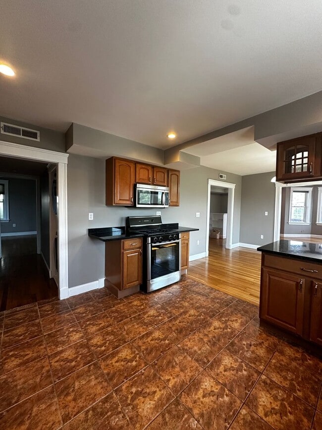 Building Photo - Spacious 3 Bed 2 Bath Apartment With Garag...