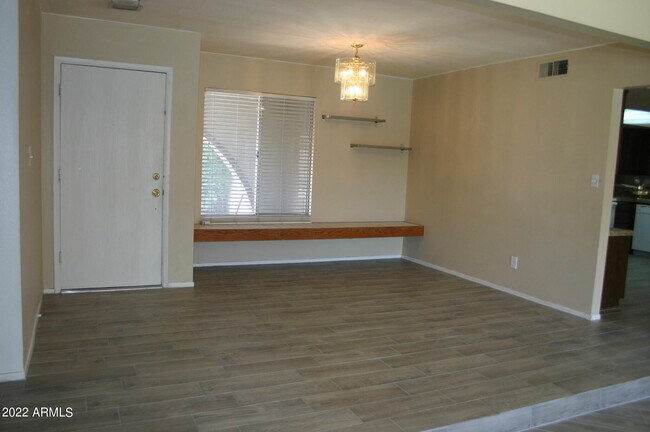 Building Photo - 2217 S Las Flores