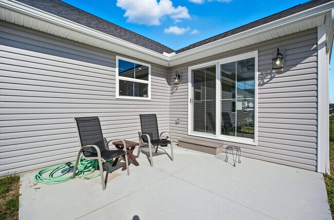 Building Photo - 557 Cannondale Ave