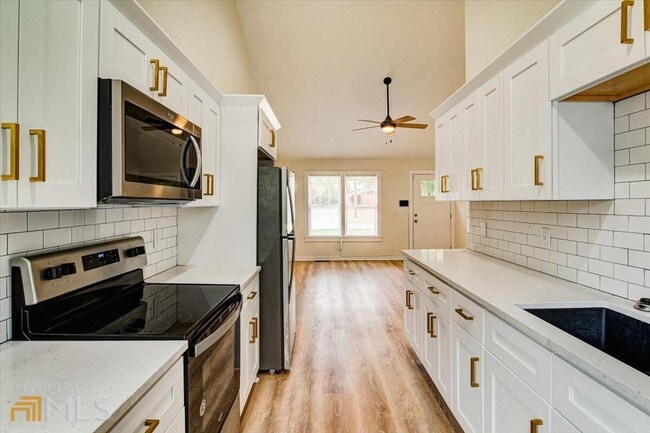 Building Photo - 196 Amy St