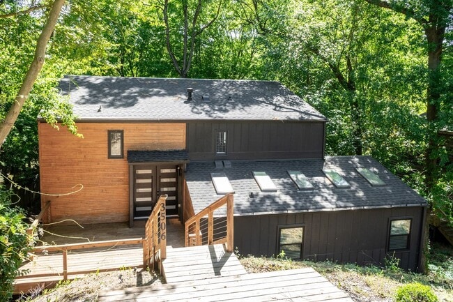 Building Photo - Ultra Modern Three Bedroom Home!