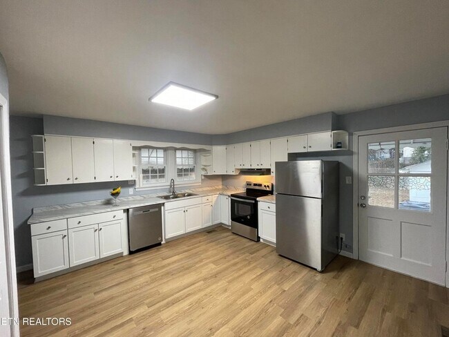 Building Photo - 937 Shamrock Ave