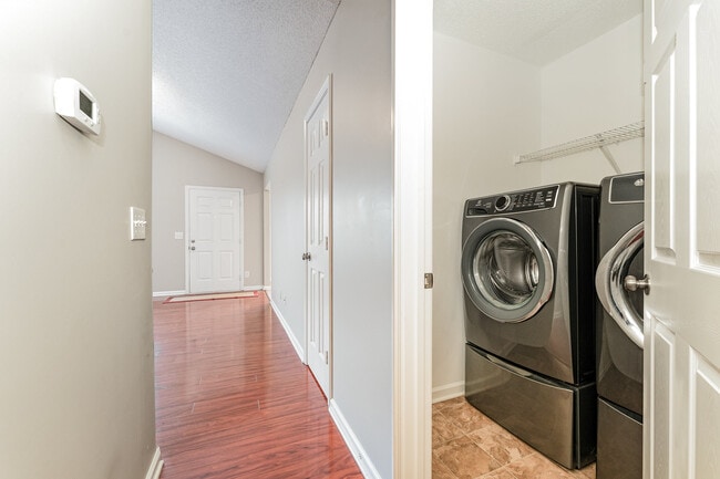 Building Photo - 302 Apple Ridge Rd