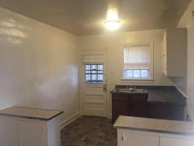 Building Photo - 406/408 N Bellevue Blvd