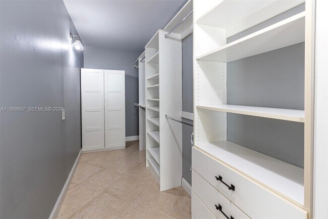 Building Photo - 3255 NE 184th St