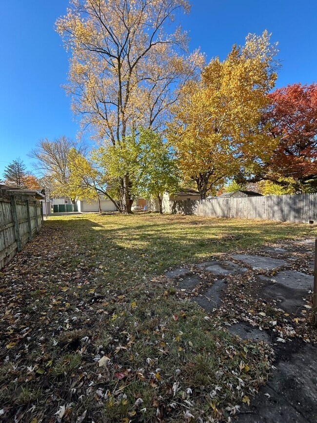 Building Photo - Charming 2-Bedroom, 1-Bathroom Home – $1,2...