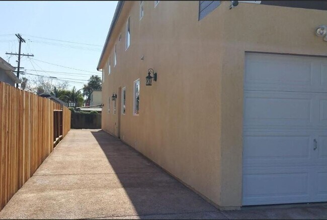 Building Photo - 33(1230)