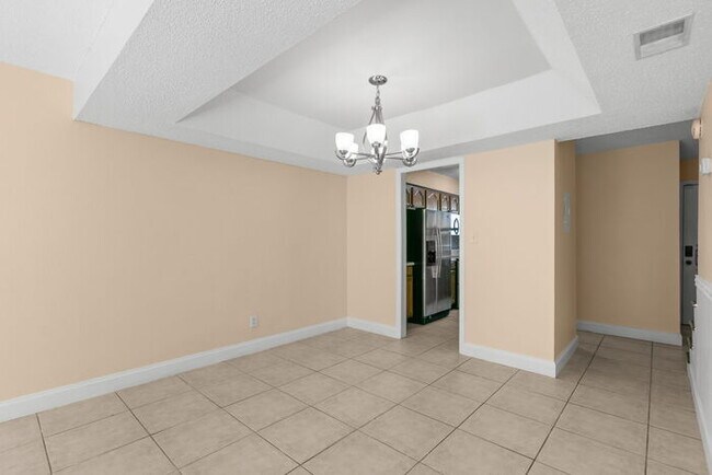 Building Photo - Town Home For Rent in Town 'n' Country!
