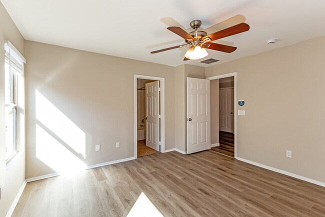 Building Photo - 4122 E Cameo Point Dr