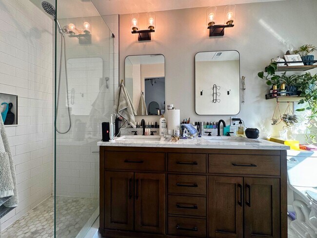 Building Photo - Well-Located 3BR, 2-Full, and 2-Half Bath Townhouse w/ One-Car Garage in Sterling, VA