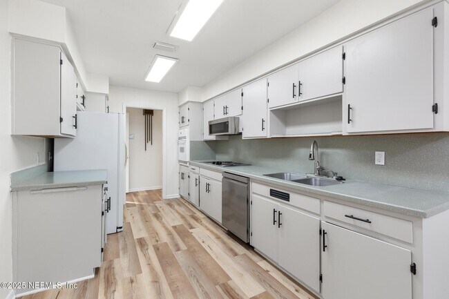 Building Photo - 4103 San Remo Dr