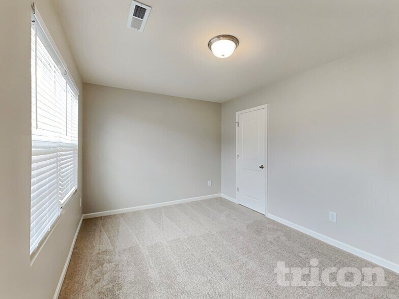 Building Photo - 4114 Vershire Ave