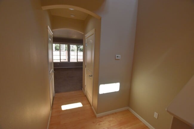 Building Photo - Move in Ready! Apply Today!