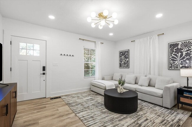 Building Photo - 643 W 8th Ave