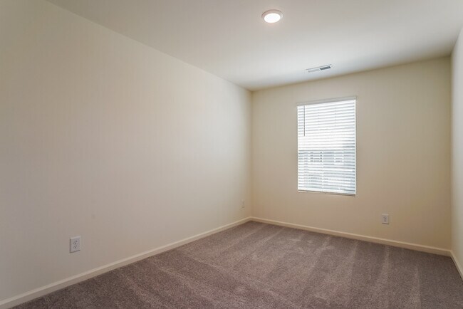 Building Photo - Fantastic 3bd/2ba home! Coming soon!