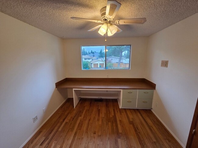 Building Photo - 2136 N 187th St