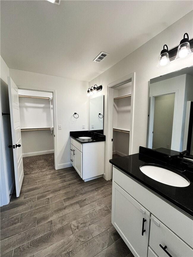 Building Photo - 2060 Periwinkle Pl