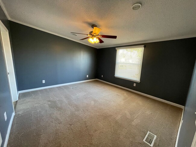 Building Photo - Newly Renovated 3 Bed, 2 Bath