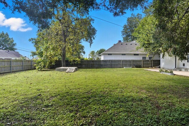 Building Photo - Charming 3-Bedroom Near Brookside & The Ga...