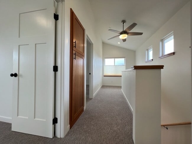 Building Photo - NEWER 3/2 Construction in Eureka! Beautiful homes