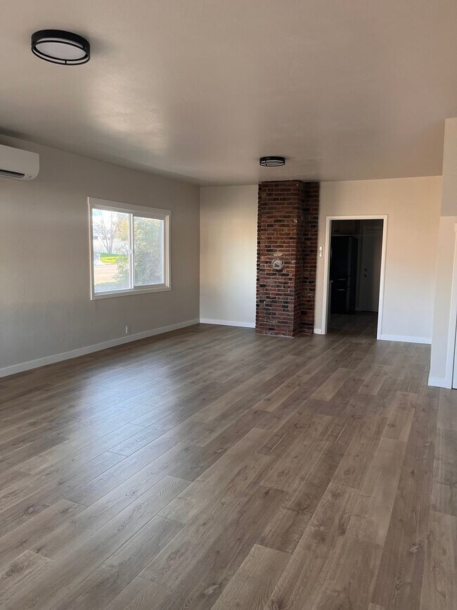 Building Photo - 315 N 1st St