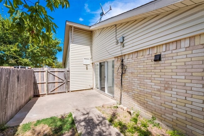 Building Photo - 5605 Valley Mills Dr