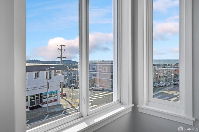 Building Photo - 1642 Taraval St
