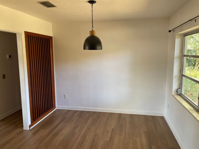 Building Photo - Recently Renovated - New flooring - kitche...