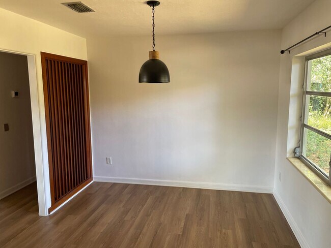 Building Photo - Recently Renovated - New flooring - kitchen - $500 off 1st months rent