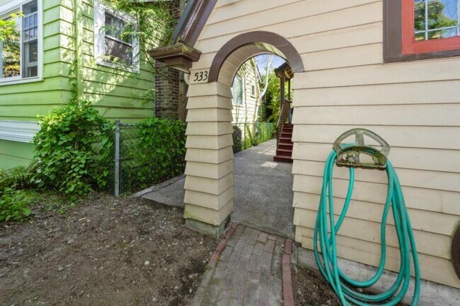 Building Photo - 1 bedroom in Seattle WA 98103