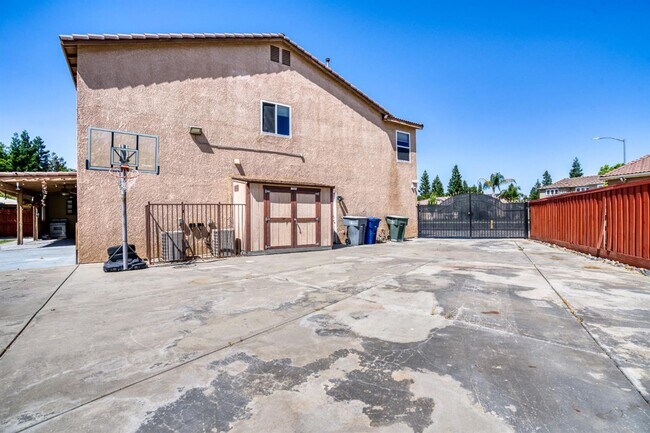 Building Photo - Perfect 6/3 Clovis Home for Large Family!