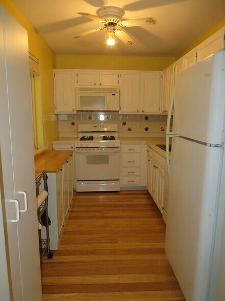 Building Photo - 16 Greenbriar Dr